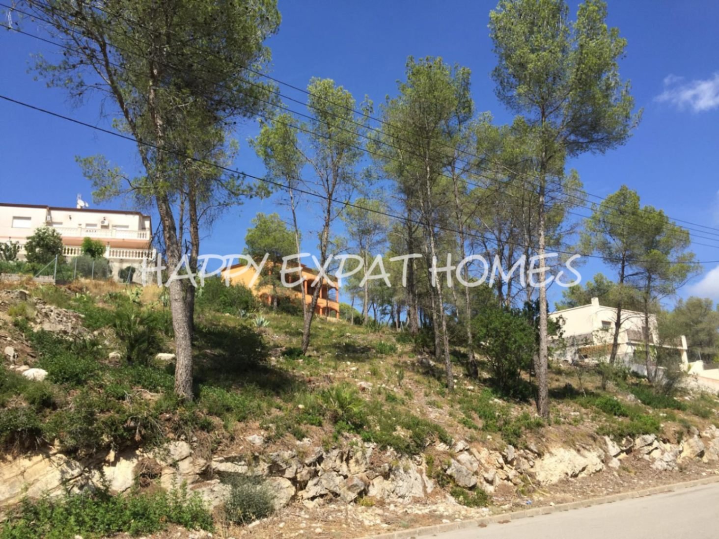 Schönes Grundstück in Can Suria, Olivella.
Dieses Grundstück befindet sich in der Nähe eines der Haupteingänge zur Urbanisation und eignet sich he