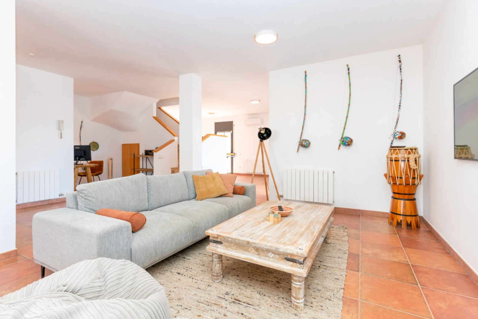 Entdecken Sie dieses geräumige Haus aus dem Jahr 2007, das 2022 renoviert wurde und über 300 m² Wohnfläche mit fantastischer Aussicht bietet. Perfekt