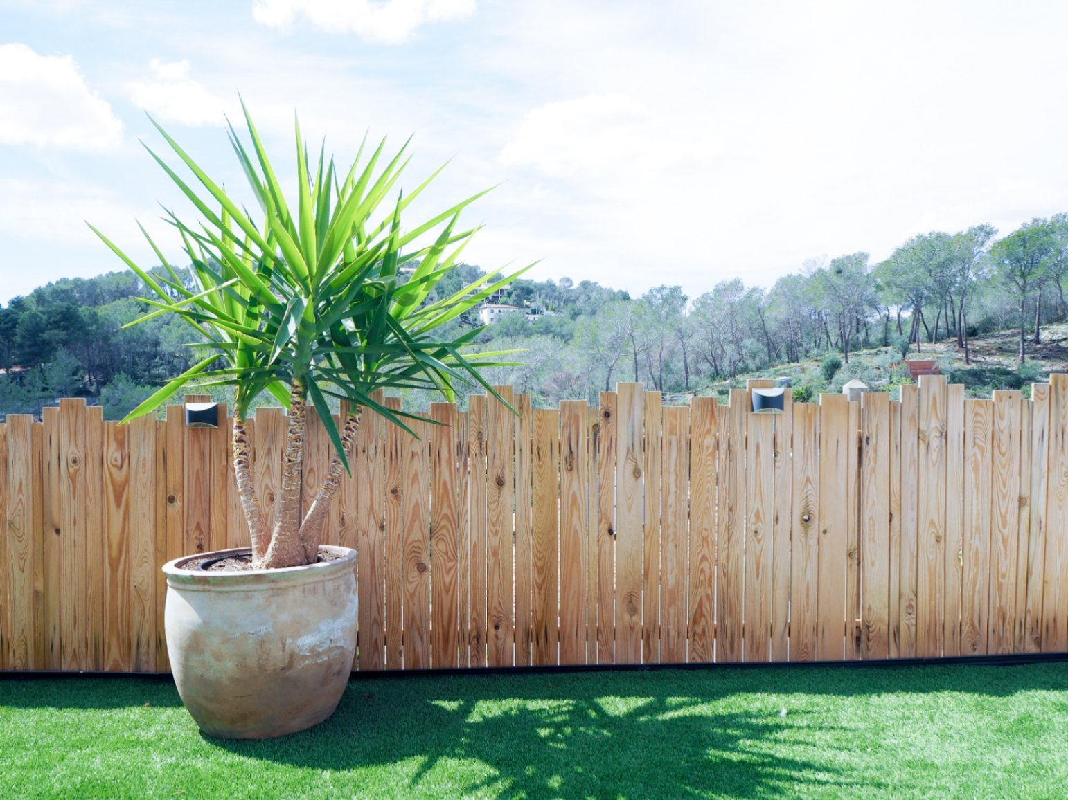 Entdecken Sie dieses geräumige Haus aus dem Jahr 2007, das 2022 renoviert wurde und über 300 m² Wohnfläche mit fantastischer Aussicht bietet. Perfekt