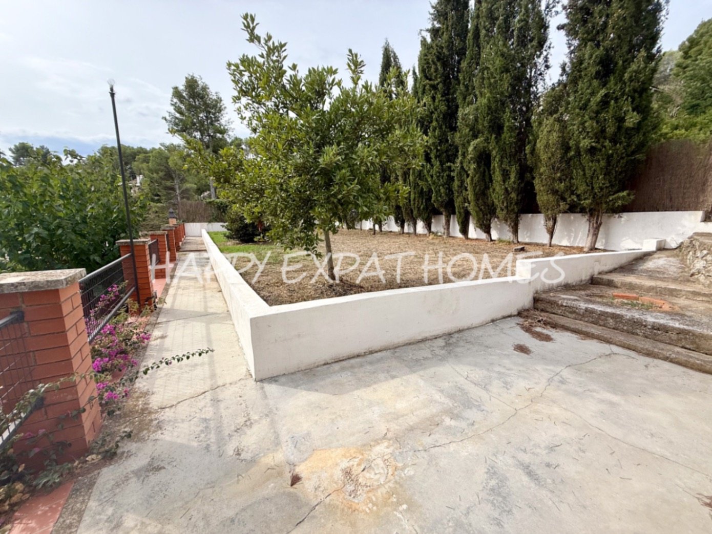 Eingebettet in den ruhigen Hügeln von Olivella, bietet diese schöne Villa die perfekte Kombination aus Ruhe, Raum und mediterranem Charme. Das Anwesen