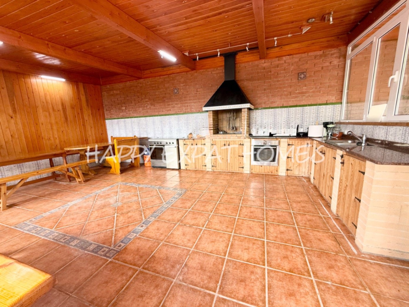 Eingebettet in den ruhigen Hügeln von Olivella, bietet diese schöne Villa die perfekte Kombination aus Ruhe, Raum und mediterranem Charme. Das Anwesen