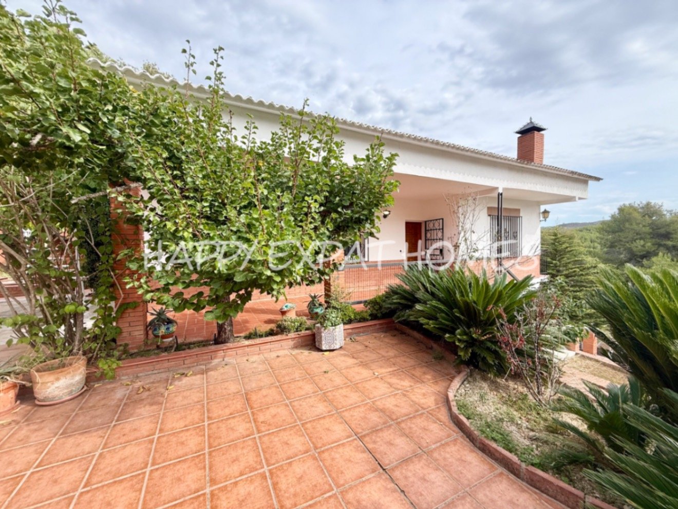 Eingebettet in den ruhigen Hügeln von Olivella, bietet diese schöne Villa die perfekte Kombination aus Ruhe, Raum und mediterranem Charme. Das Anwesen