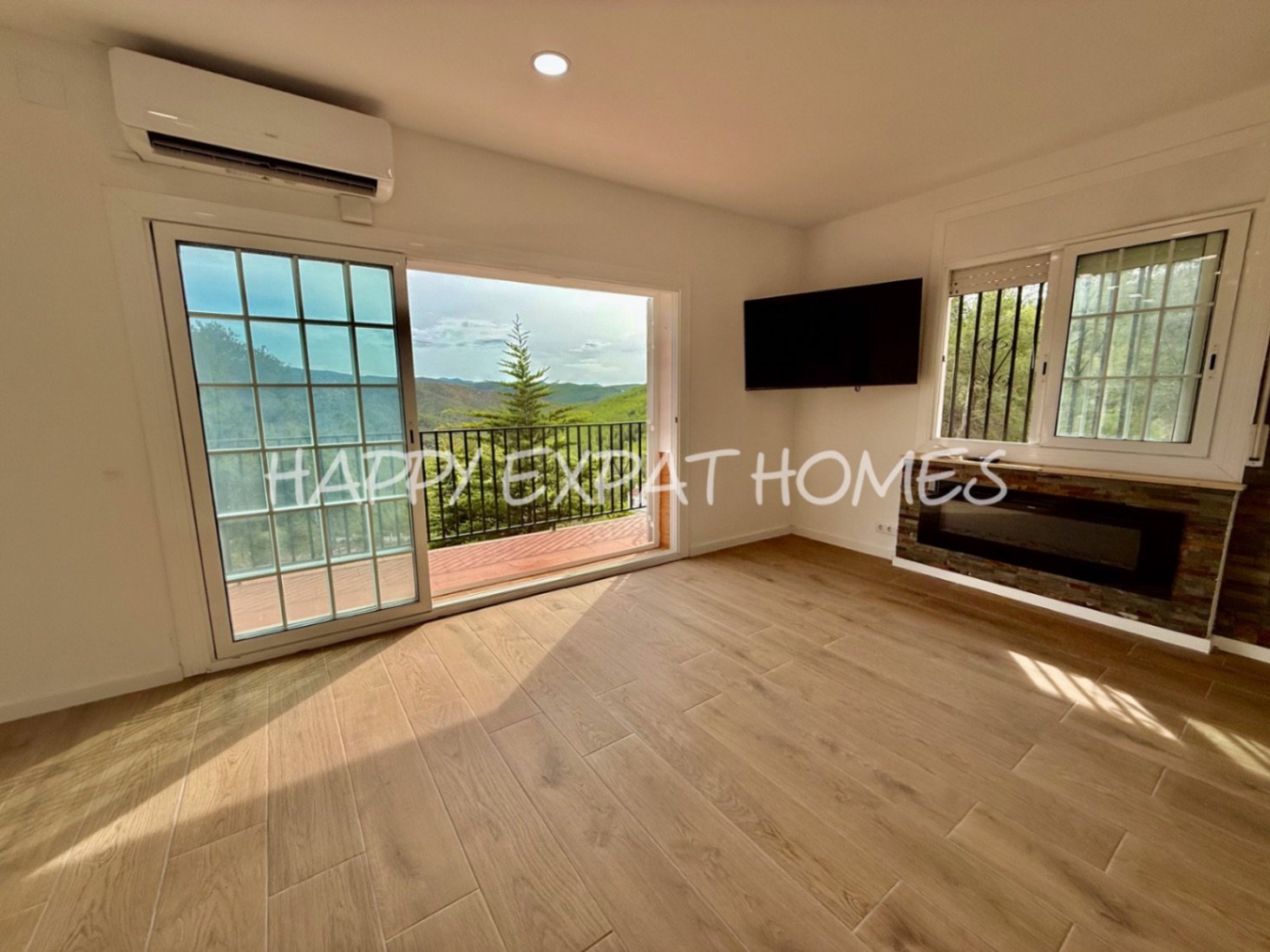 Eingebettet in den ruhigen Hügeln von Olivella, bietet diese schöne Villa die perfekte Kombination aus Ruhe, Raum und mediterranem Charme. Das Anwesen