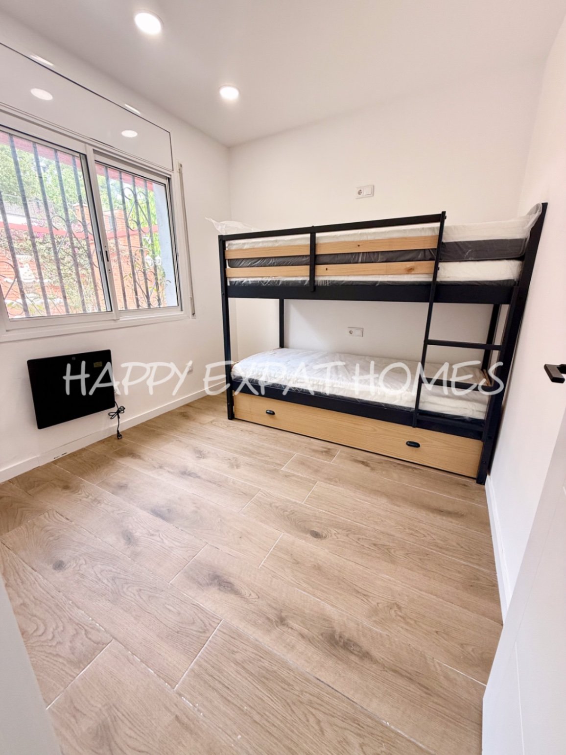 Eingebettet in den ruhigen Hügeln von Olivella, bietet diese schöne Villa die perfekte Kombination aus Ruhe, Raum und mediterranem Charme. Das Anwesen