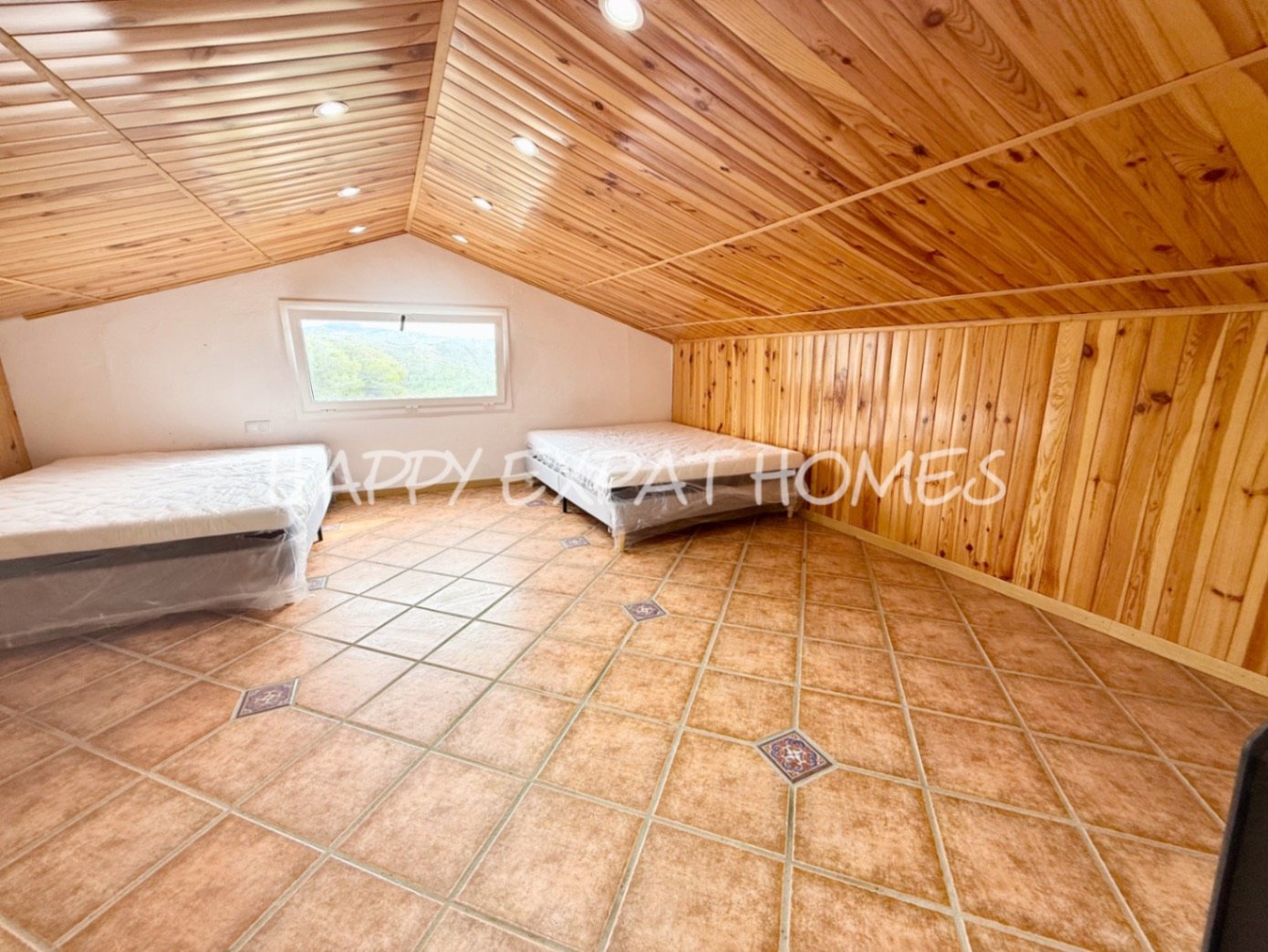 Eingebettet in den ruhigen Hügeln von Olivella, bietet diese schöne Villa die perfekte Kombination aus Ruhe, Raum und mediterranem Charme. Das Anwesen