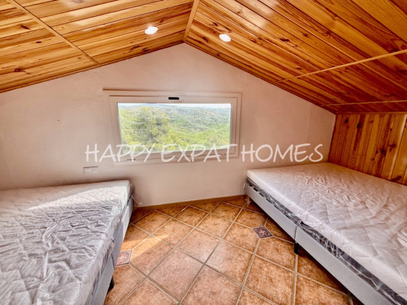 Eingebettet in den ruhigen Hügeln von Olivella, bietet diese schöne Villa die perfekte Kombination aus Ruhe, Raum und mediterranem Charme. Das Anwesen