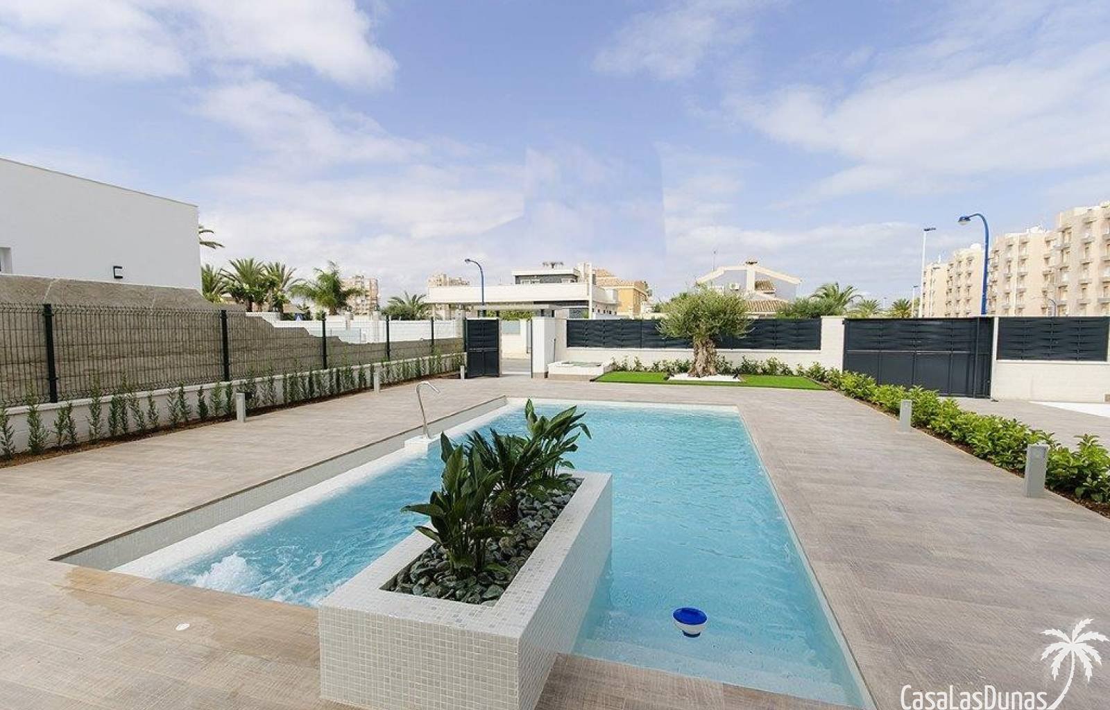 Diese Residenz, bestehend aus 16 einzelnen Villen, befindet sich derzeit im Bau, nur 3 Gehminuten von den hervorragenden Sandstränden von Mar Menor e