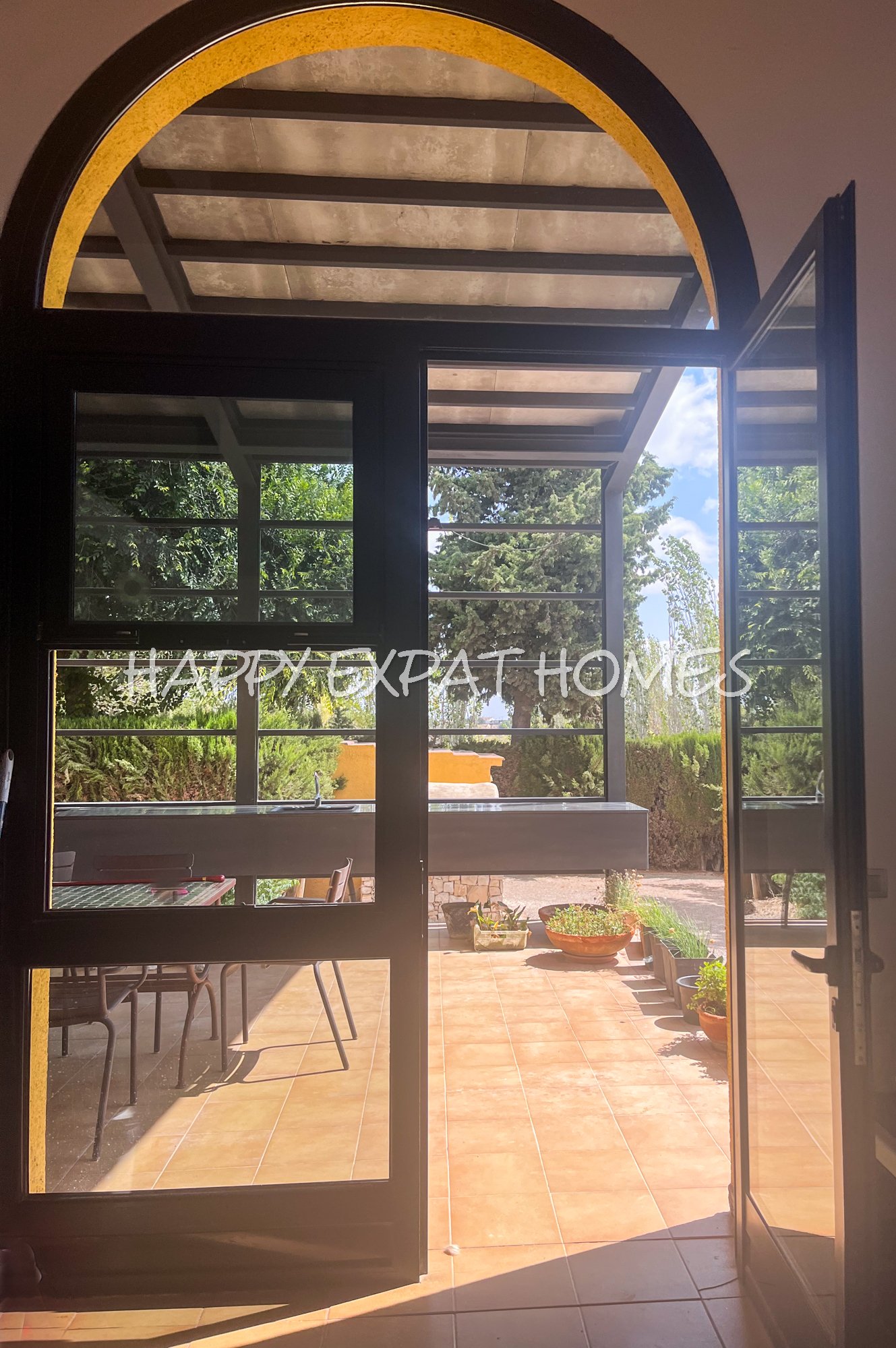 Dieses absolut atemberaubende, modernisierte Landhaus ist in natürliches Licht getaucht und verfügt über hohe Fenster, einen Salzwasserpool, Pferdestä