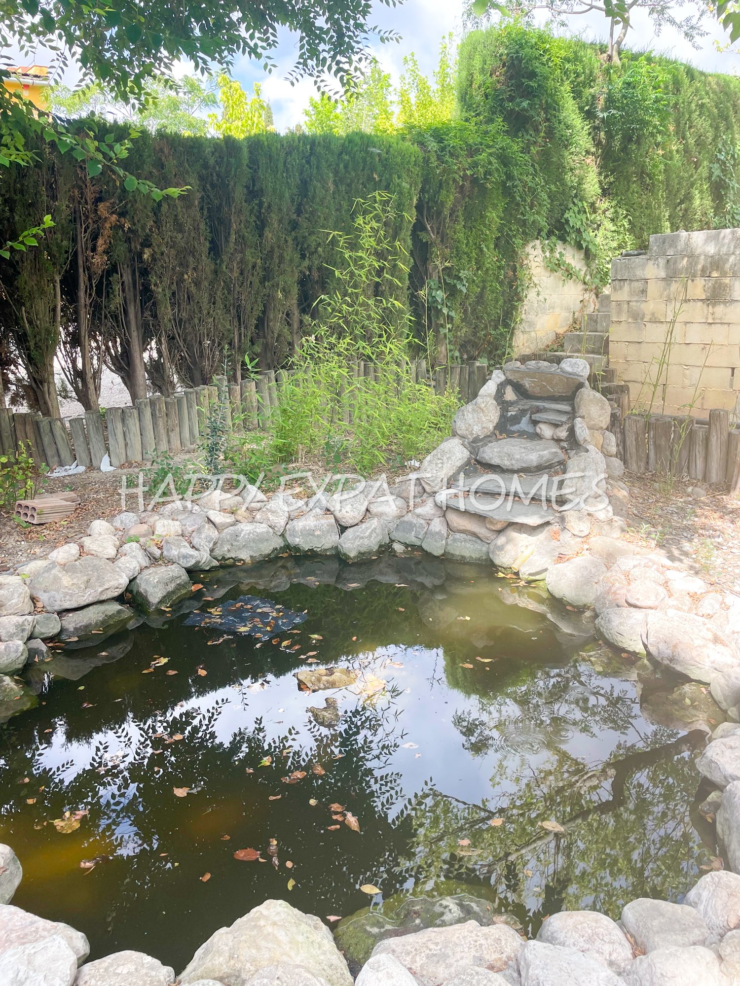 Dieses absolut atemberaubende, modernisierte Landhaus ist in natürliches Licht getaucht und verfügt über hohe Fenster, einen Salzwasserpool, Pferdestä