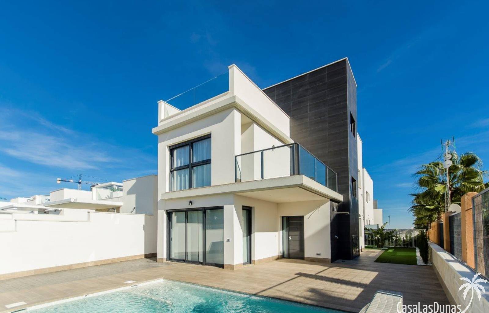 Diese Wohnanlage, bestehend aus 18 einzelnen Villen, befindet sich derzeit im Bau, 10 Kilometer von den hervorragenden Sandstränden der Costa Blanca