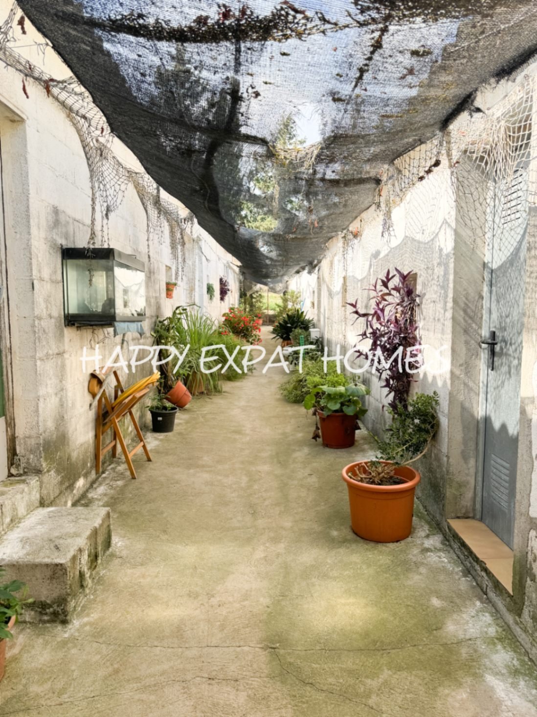 Dieses absolut atemberaubende, modernisierte Landhaus ist in natürliches Licht getaucht und verfügt über hohe Fenster, einen Salzwasserpool, Pferdestä