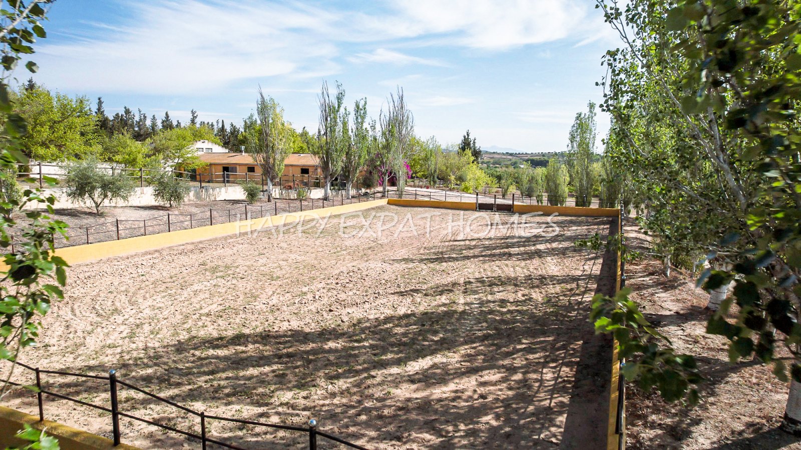 Dieses absolut atemberaubende, modernisierte Landhaus ist in natürliches Licht getaucht und verfügt über hohe Fenster, einen Salzwasserpool, Pferdestä