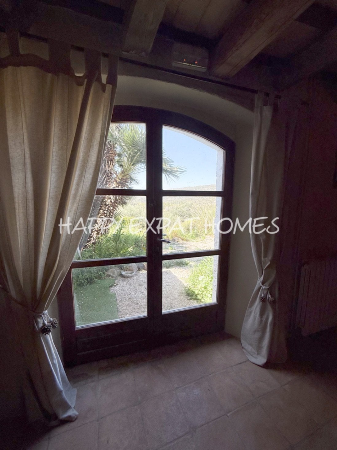 Umgeben von der rauen, offenen Schönheit des Naturparks Garraf bietet diese Masia aus dem 17. Jahrhundert die seltene Gelegenheit, ein vollständig res