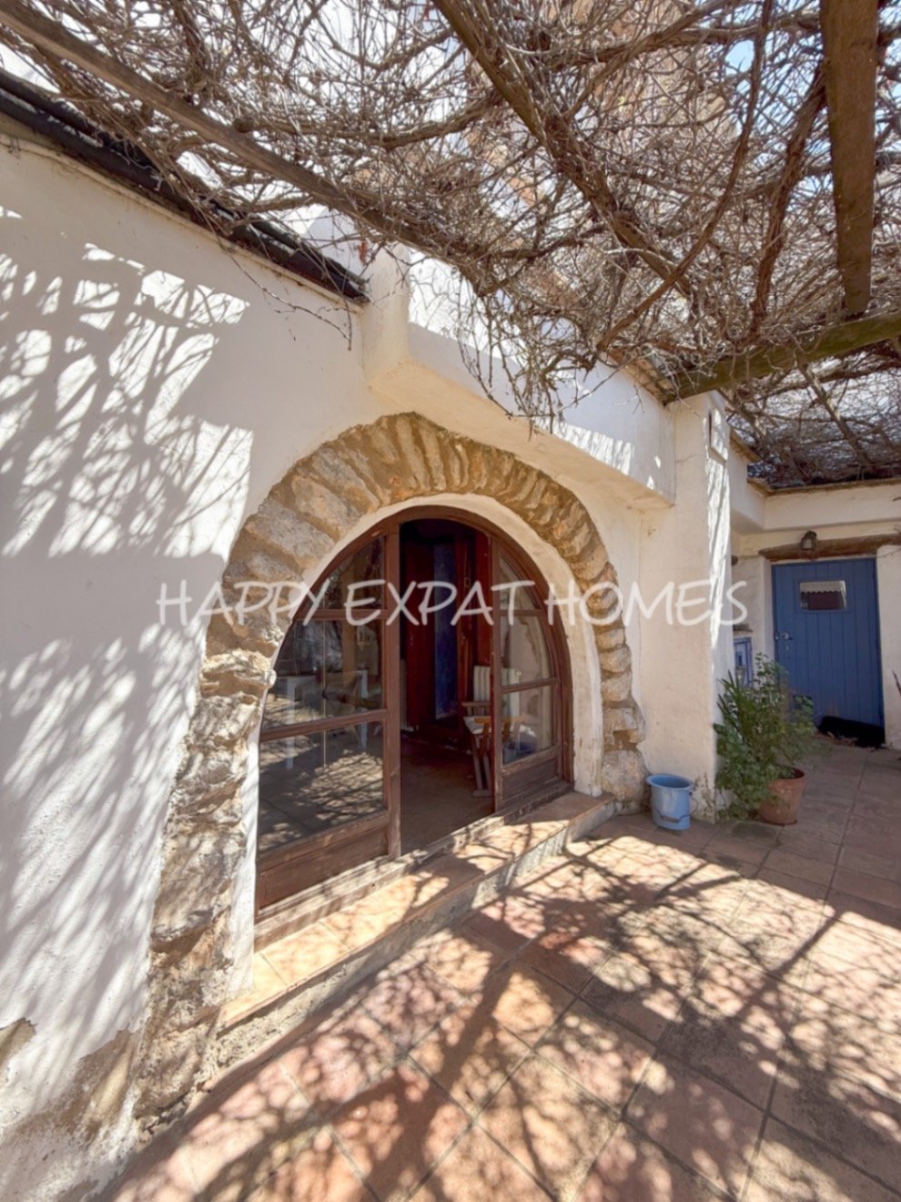 Umgeben von der rauen, offenen Schönheit des Naturparks Garraf bietet diese Masia aus dem 17. Jahrhundert die seltene Gelegenheit, ein vollständig res