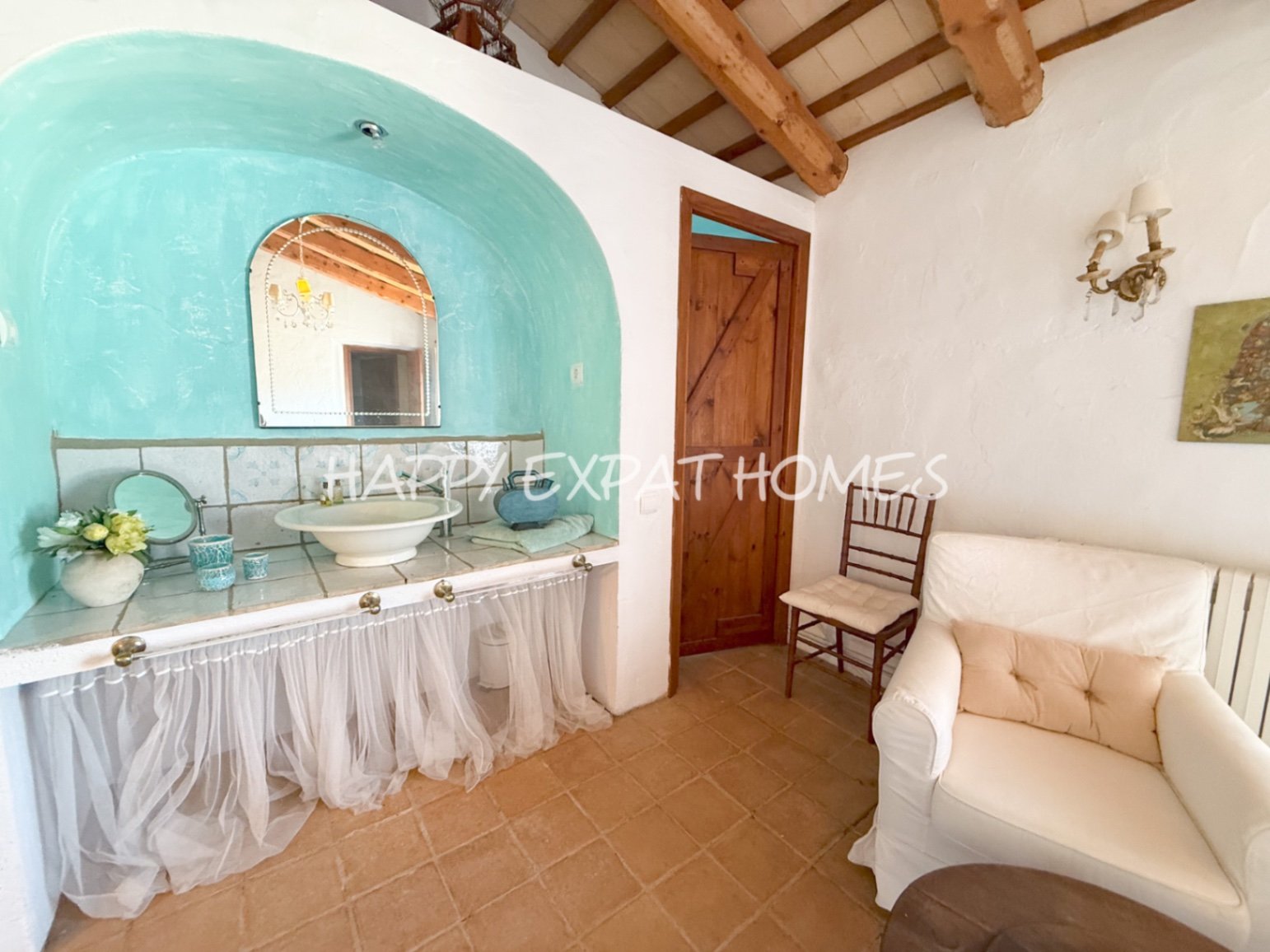 Umgeben von der rauen, offenen Schönheit des Naturparks Garraf bietet diese Masia aus dem 17. Jahrhundert die seltene Gelegenheit, ein vollständig res