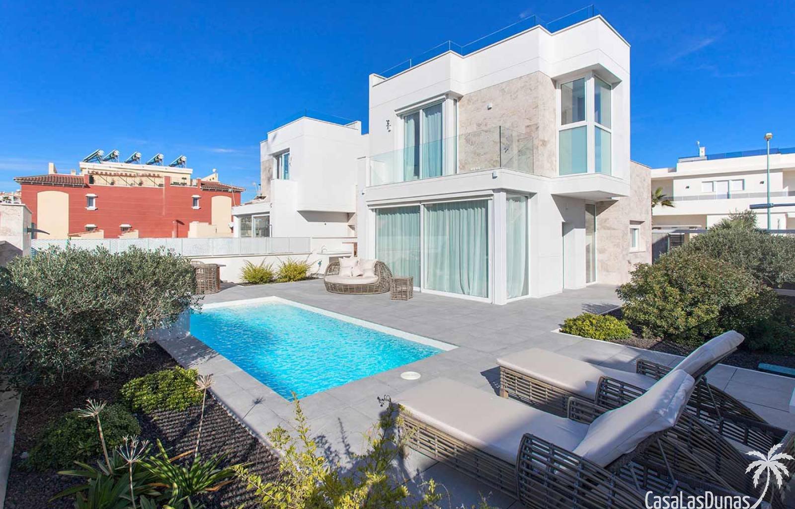 Diese wunderschönen neuen Villen liegen nur 500 Meter vom Strand entfernt. Bei diesem Projekt werden 3 Villen auf 289 m² Grundstück gebaut. Die drei