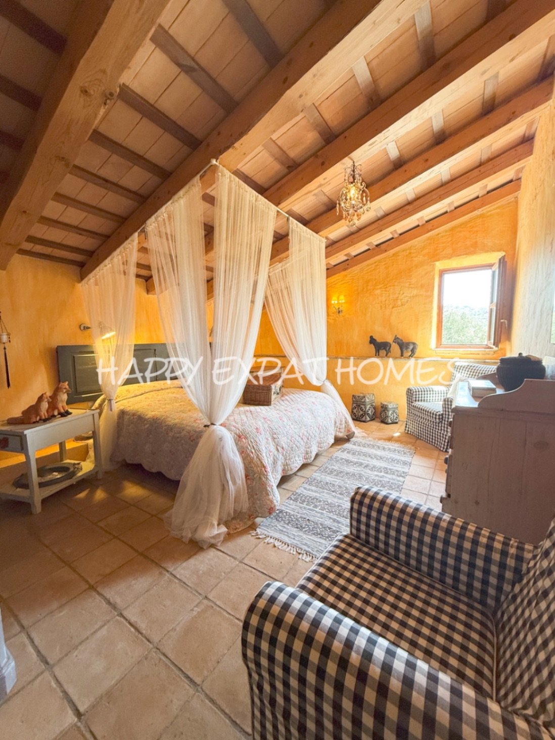 Umgeben von der rauen, offenen Schönheit des Naturparks Garraf bietet diese Masia aus dem 17. Jahrhundert die seltene Gelegenheit, ein vollständig res