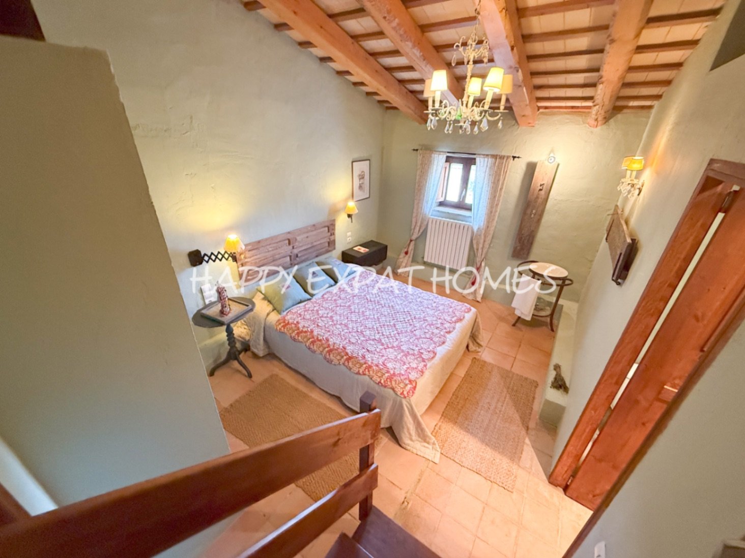 Umgeben von der rauen, offenen Schönheit des Naturparks Garraf bietet diese Masia aus dem 17. Jahrhundert die seltene Gelegenheit, ein vollständig res