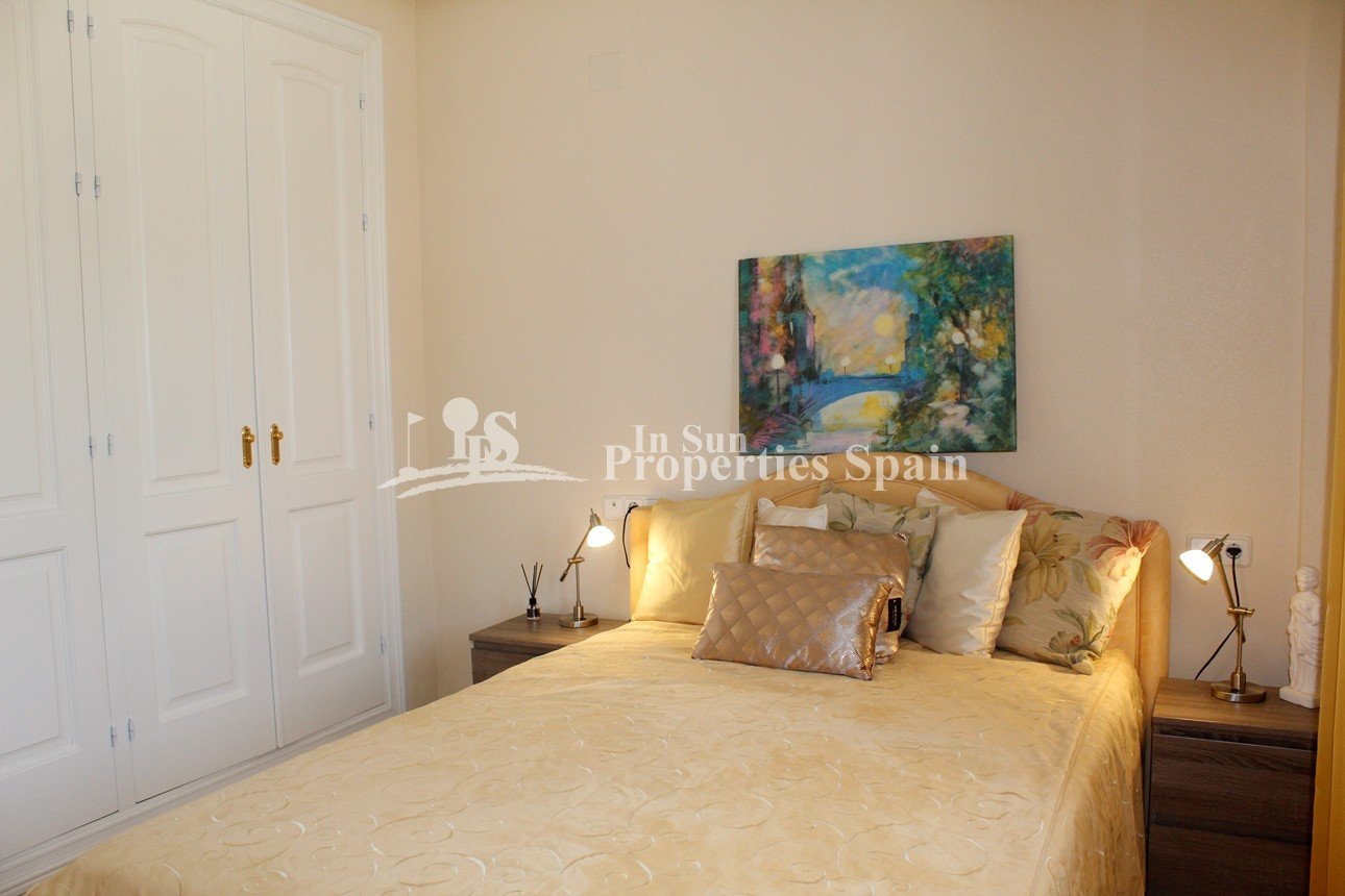 Wunderschöne Villa mit Blick auf den Golfplatz Campo de Campoamor, in einer schönen ruhigen Straße gelegen, ist diese außergewöhnliche fr