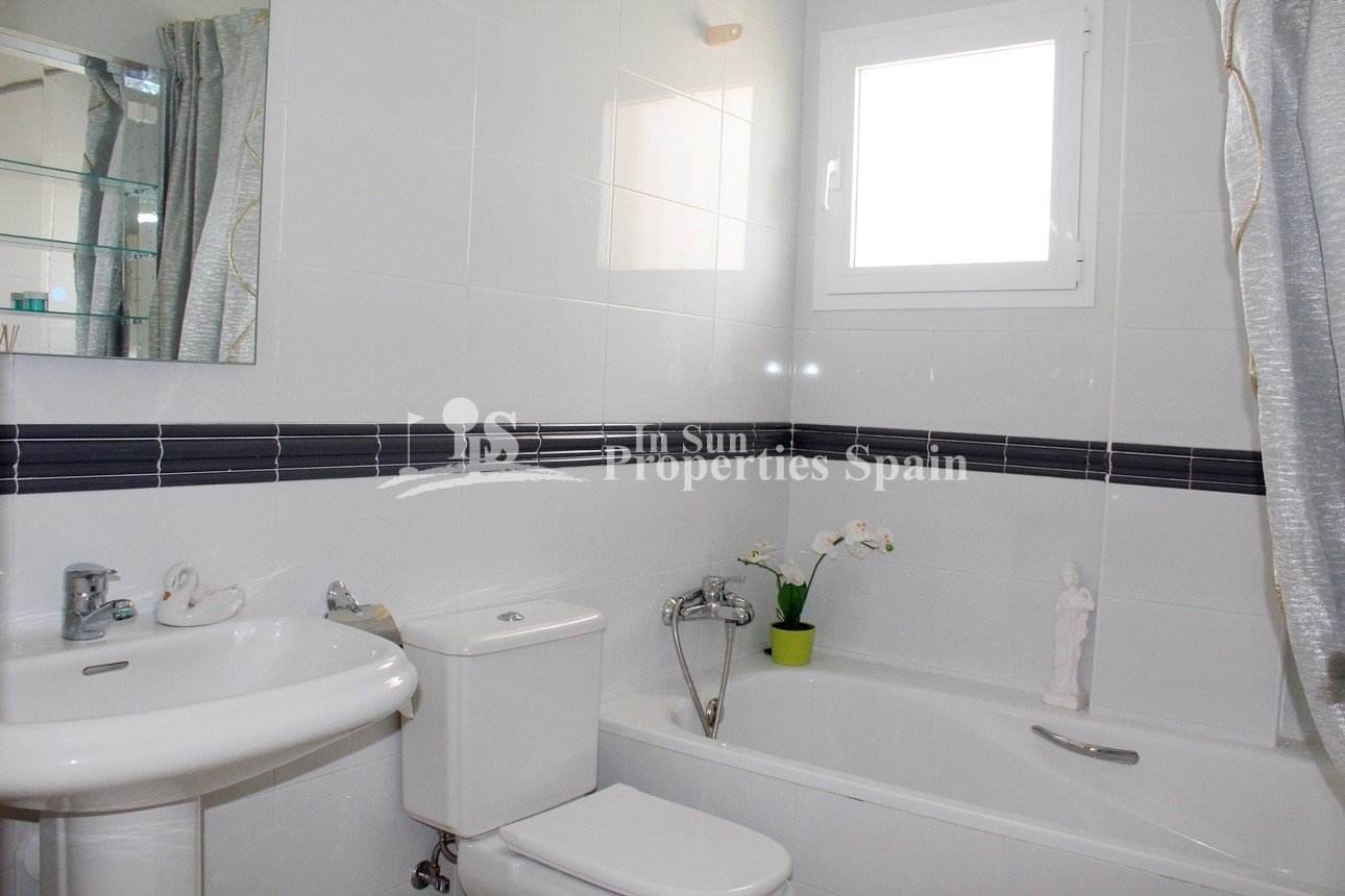 Wunderschöne Villa mit Blick auf den Golfplatz Campo de Campoamor, in einer schönen ruhigen Straße gelegen, ist diese außergewöhnliche fr