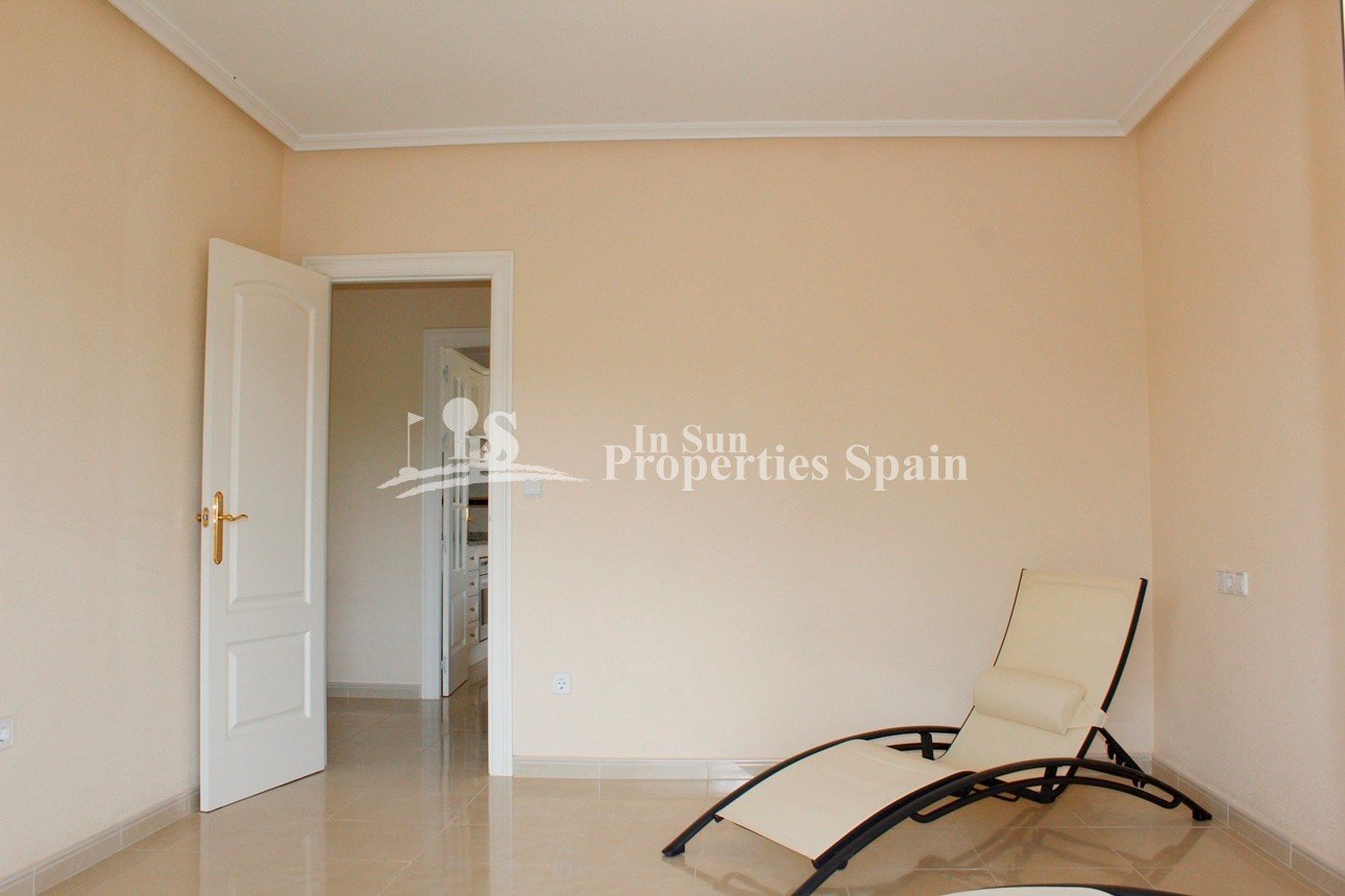 Wunderschöne Villa mit Blick auf den Golfplatz Campo de Campoamor, in einer schönen ruhigen Straße gelegen, ist diese außergewöhnliche fr