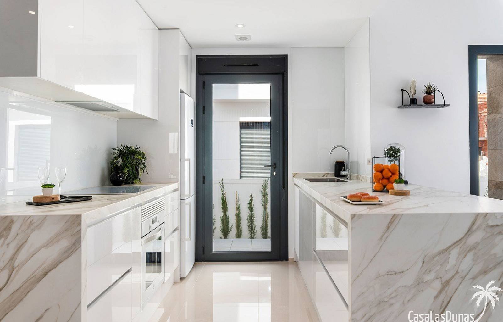 Schlüssel bereit!
 Dieses prächtige Neubauprojekt befindet sich in Los Alcázares, nur wenige Schritte vom Strand entfernt. Die Villen bestehen aus 3