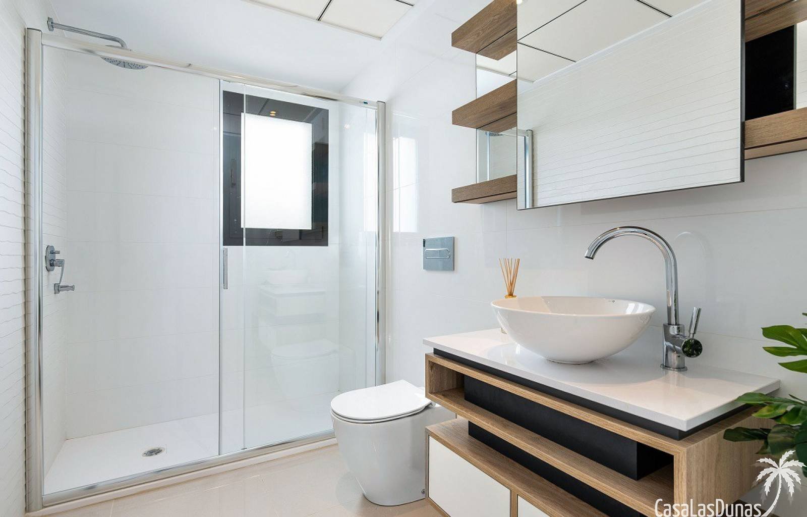 Schlüssel bereit!
 Dieses prächtige Neubauprojekt befindet sich in Los Alcázares, nur wenige Schritte vom Strand entfernt. Die Villen bestehen aus 3