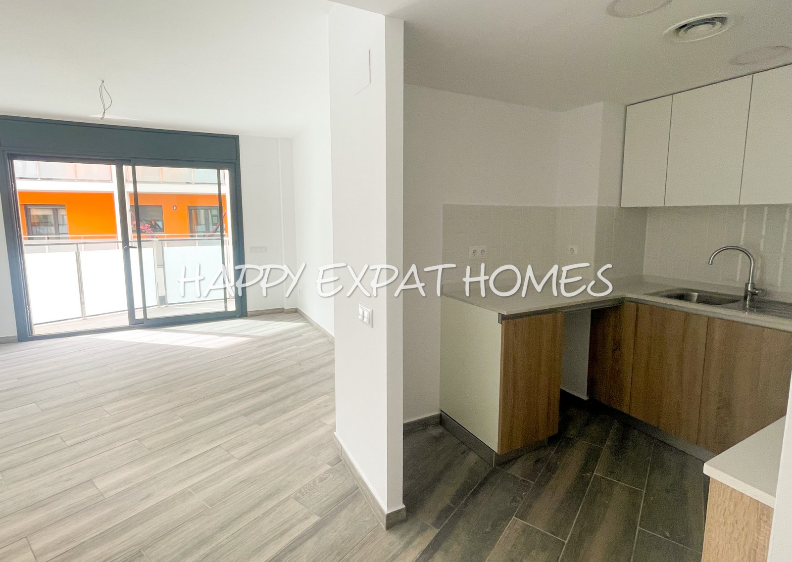 Verfügbar für langfristig, 3-Zimmer-Wohnung im Zentrum von Vilanova i la Geltrú, neu gebaut.
Wir haben die ideale Option, die Sie suchen, mit einem En