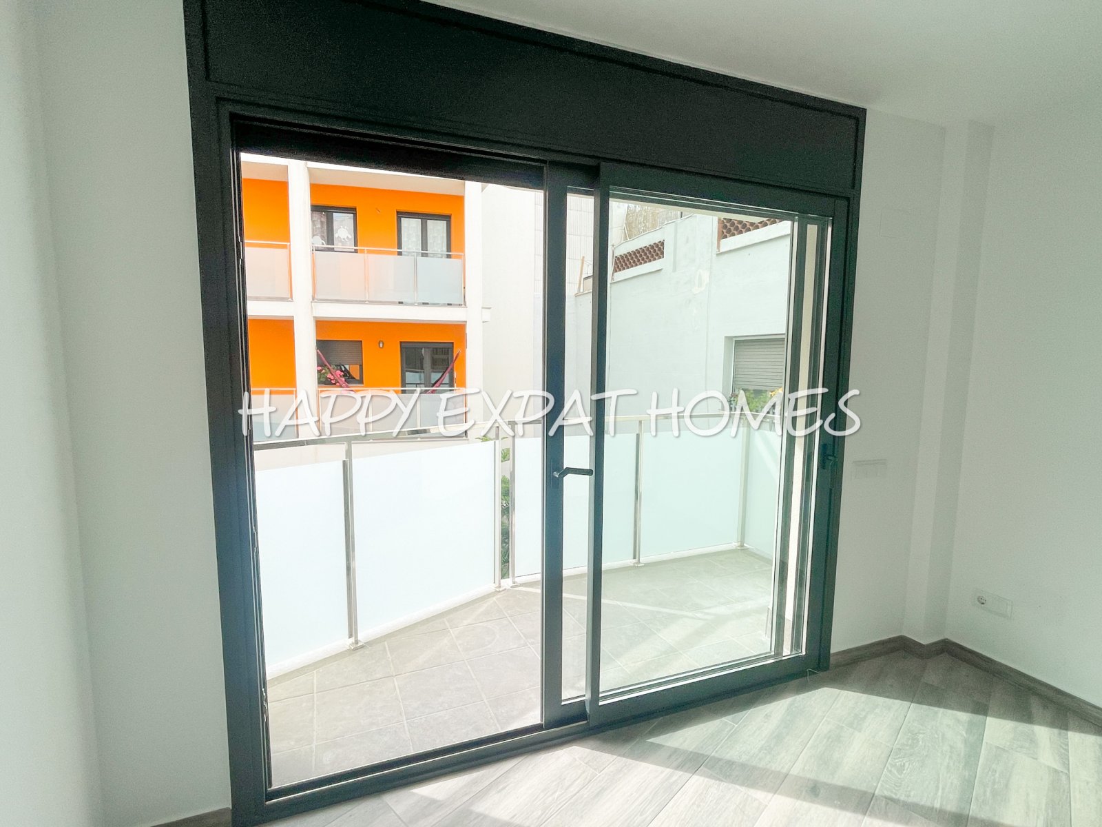 Verfügbar für langfristig, 3-Zimmer-Wohnung im Zentrum von Vilanova i la Geltrú, neu gebaut.
Wir haben die ideale Option, die Sie suchen, mit einem En