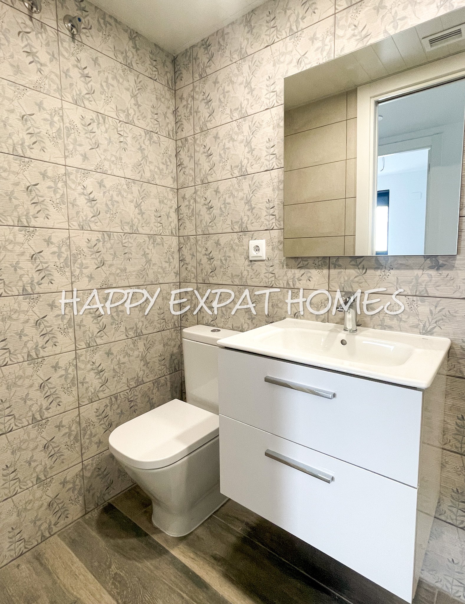 Verfügbar für langfristig, 3-Zimmer-Wohnung im Zentrum von Vilanova i la Geltrú, neu gebaut.
Wir haben die ideale Option, die Sie suchen, mit einem En