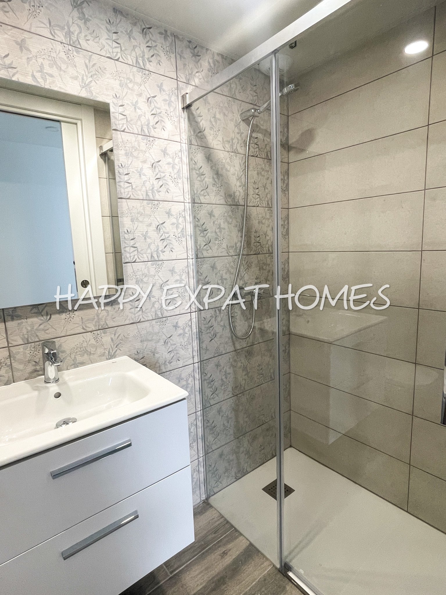 Verfügbar für langfristig, 3-Zimmer-Wohnung im Zentrum von Vilanova i la Geltrú, neu gebaut.
Wir haben die ideale Option, die Sie suchen, mit einem En