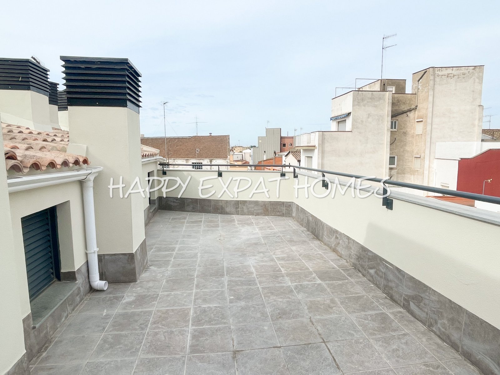 Verfügbar für langfristig, 3-Zimmer-Wohnung im Zentrum von Vilanova i la Geltrú, neu gebaut.
Wir haben die ideale Option, die Sie suchen, mit einem En