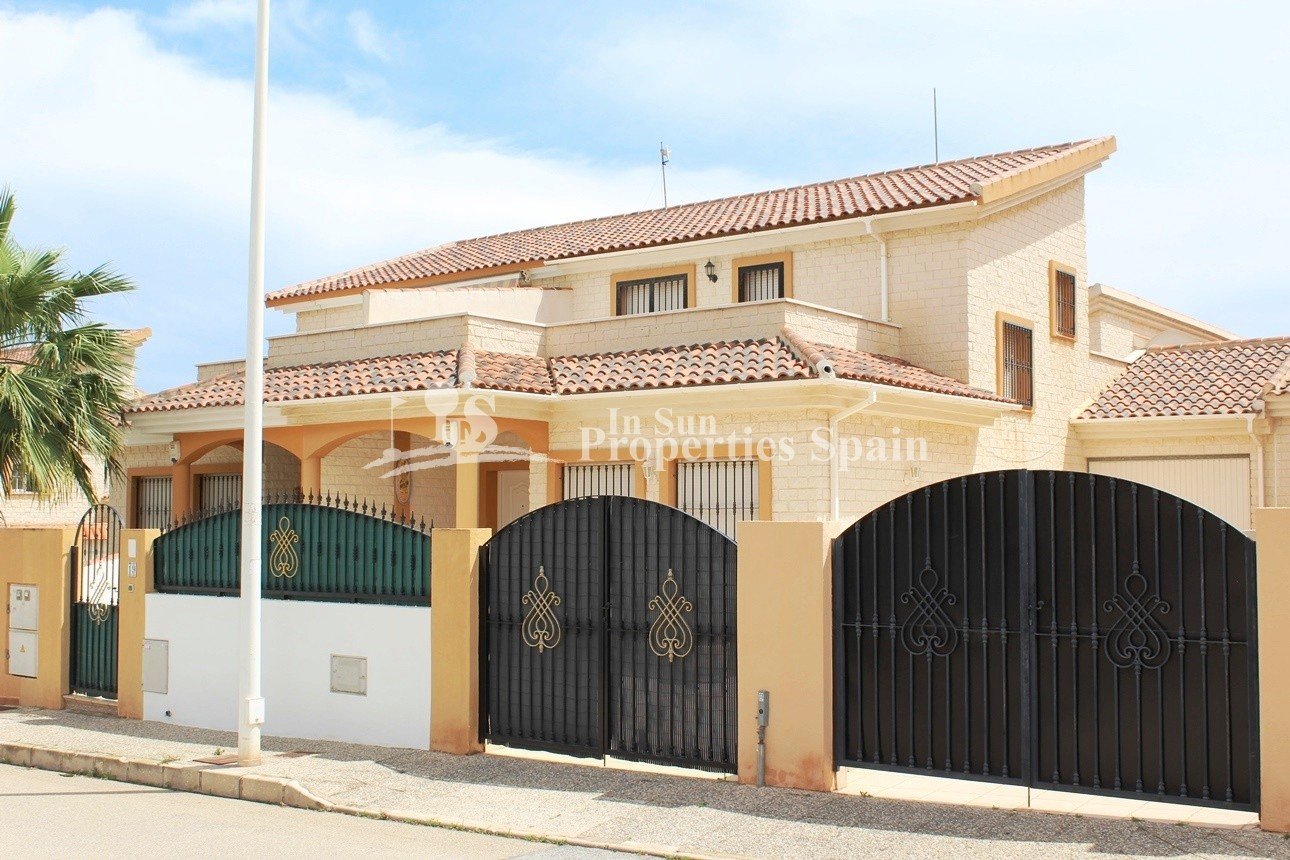 Orihuela Costa: 
												Geräumige Doppelhaushälfte in Los Dolses, Villamartín Golf.

Diese beeindruckende 135 m² große Doppelhaushälfte mit drei Schlafzimmern un 