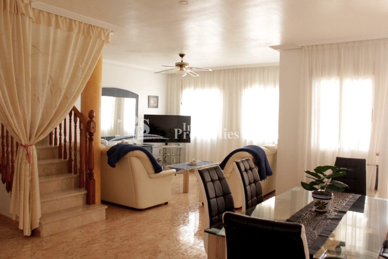 Geräumige Doppelhaushälfte in Los Dolses, Villamartín Golf.
Diese beeindruckende 135 m² große Doppelhaushälfte mit drei Schlafzimmern un