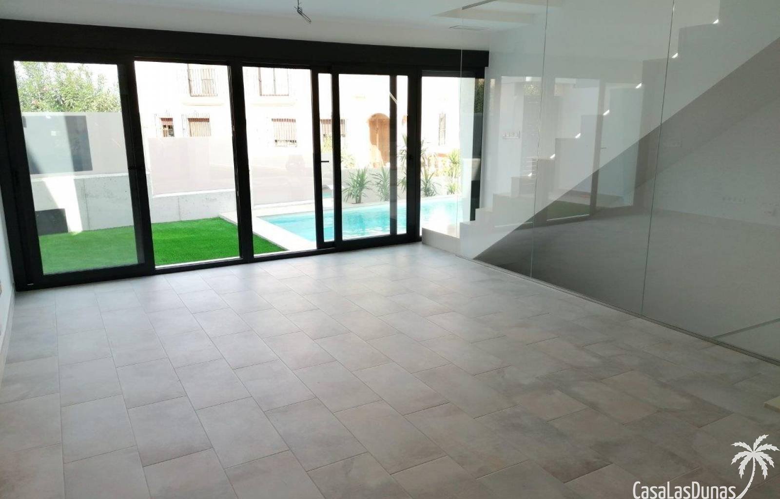 Diese beiden neu produzierten Luxusvillen befinden sich in der beliebten Strandgegend von La Mata. Die Häuser verfügen über drei Schlafzimmer und vie