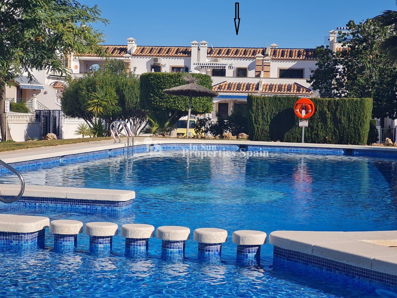 Orihuela Costa: 
												Wir freuen uns, zum Verkauf dieser herrlichen 100m2 Süd-West-Ausrichtung Bungalow Buhardilla in der sehr begehrten Urbanisation von Pau-8 