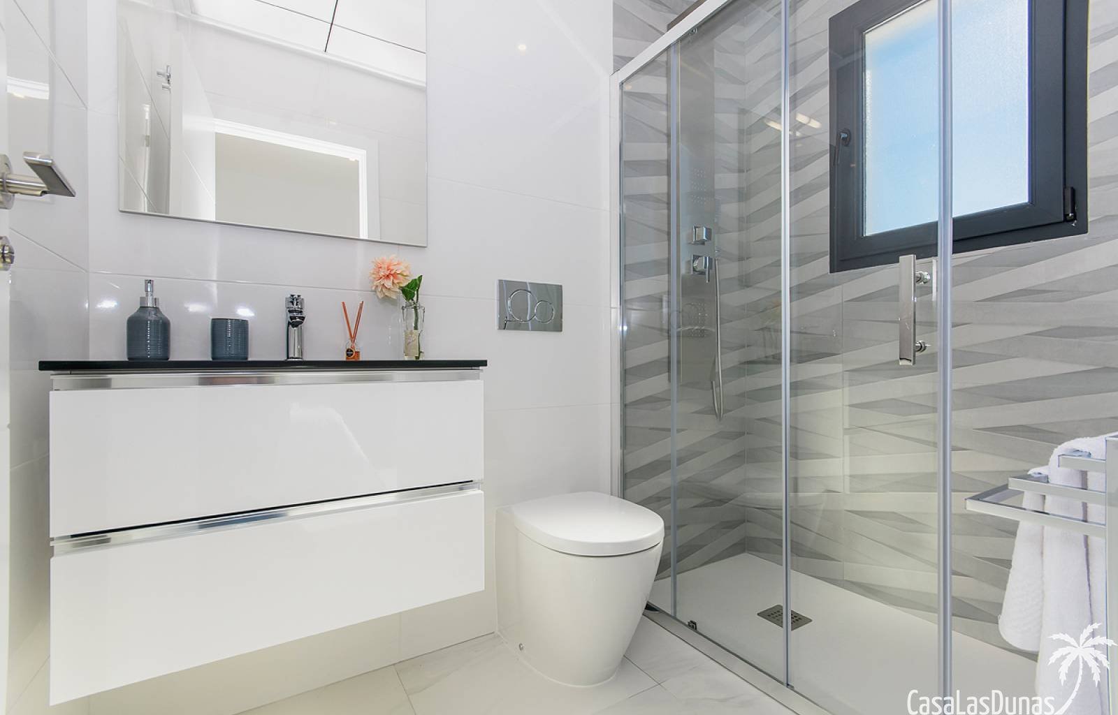 Diese wunderschönen Villen befinden sich in der schönen und ruhigen Wohngegend Entrenaranjos, neben dem Vistabella Golf Resort. Mit allen notwendigen