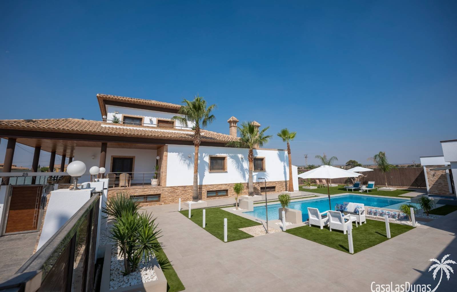 Suchen Sie Ruhe und gleichzeitig alle Annehmlichkeiten, um ein luxuriöses Leben zu führen? Dann ist diese Luxusvilla das Haus, von dem Sie schon imme