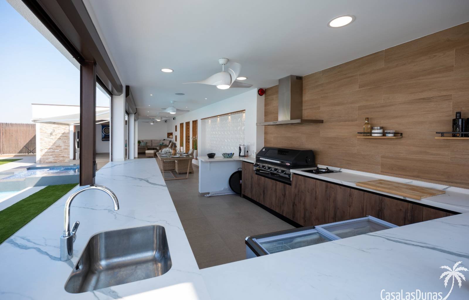 Suchen Sie Ruhe und gleichzeitig alle Annehmlichkeiten, um ein luxuriöses Leben zu führen? Dann ist diese Luxusvilla das Haus, von dem Sie schon imme