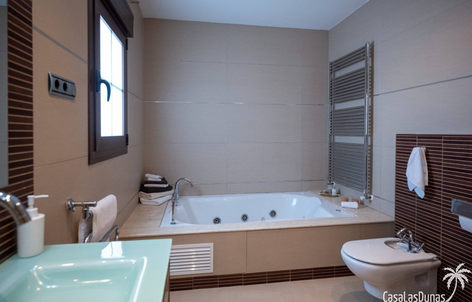 Suchen Sie Ruhe und gleichzeitig alle Annehmlichkeiten, um ein luxuriöses Leben zu führen? Dann ist diese Luxusvilla das Haus, von dem Sie schon imme