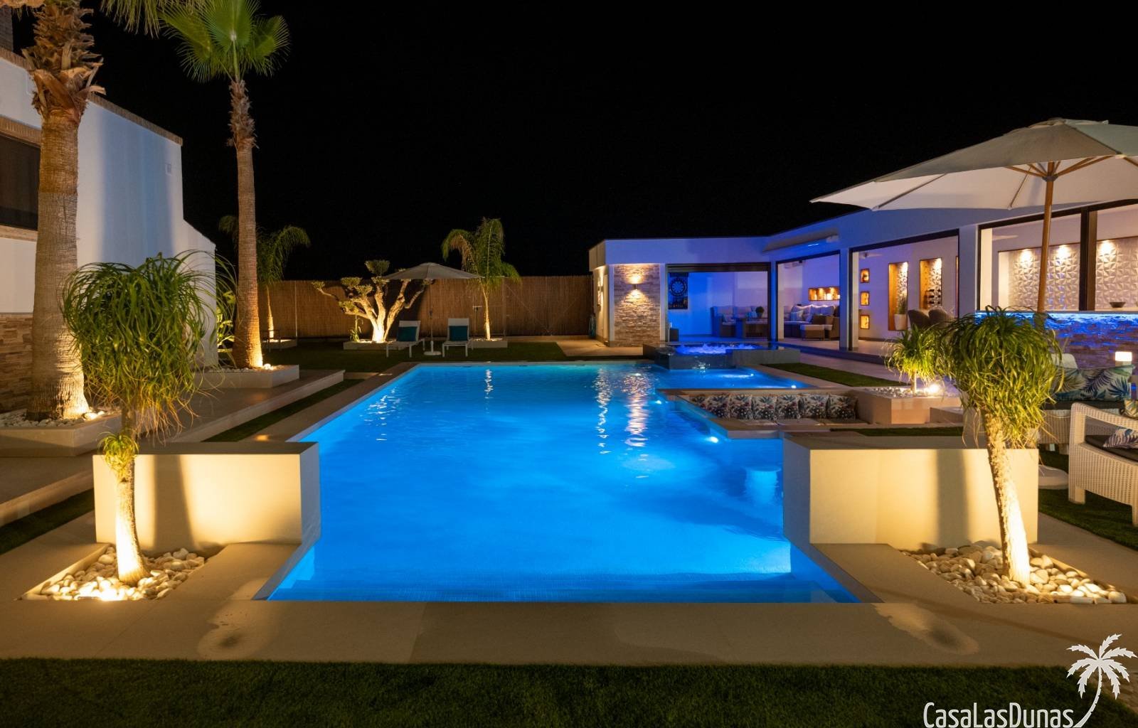 Suchen Sie Ruhe und gleichzeitig alle Annehmlichkeiten, um ein luxuriöses Leben zu führen? Dann ist diese Luxusvilla das Haus, von dem Sie schon imme