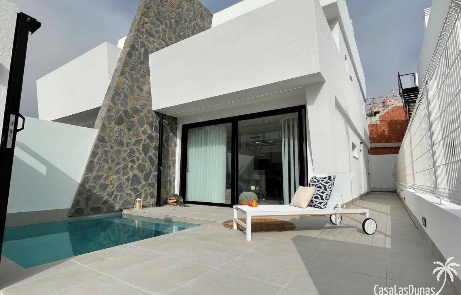Suchen Sie eine moderne Doppelhaushälfte mit privatem Pool und Dachterrasse? Suchen Sie also nicht weiter! In San Javier werden wunderschöne Villen g