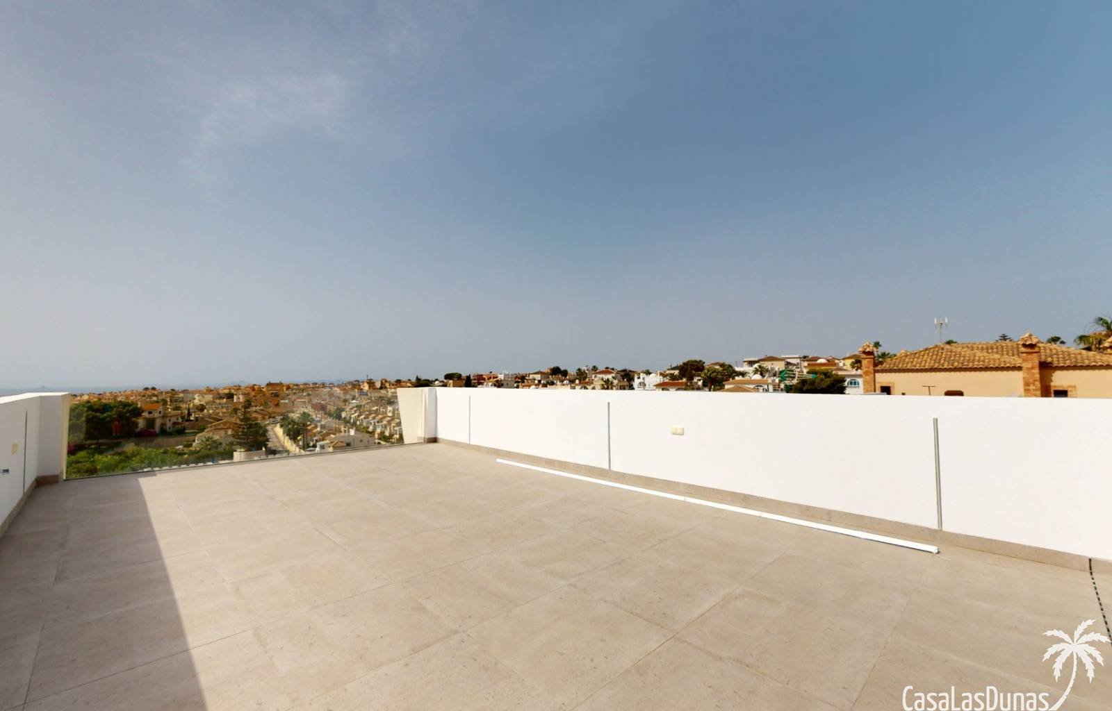  Am Rande des Dorfes Villamartin, im Stadtteil Blue Lagoon, finden wir diese neue, bezugsfertige Villa. Die Lage ist ruhig, die Einrichtungen sind jed