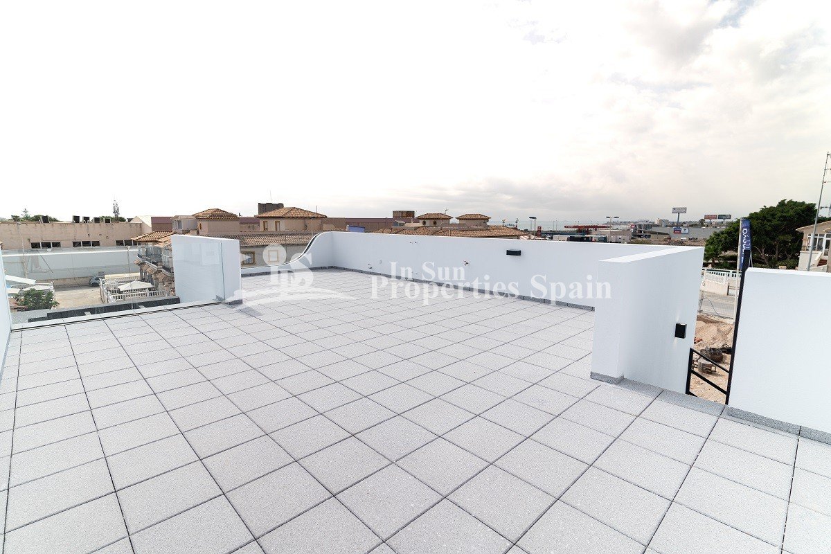 Thiar Village ist eine neue Wohnanlage mit luxuriösen Erdgeschoss- und Dachgeschosswohnungen sowie einigen freistehenden Häusern mit priv