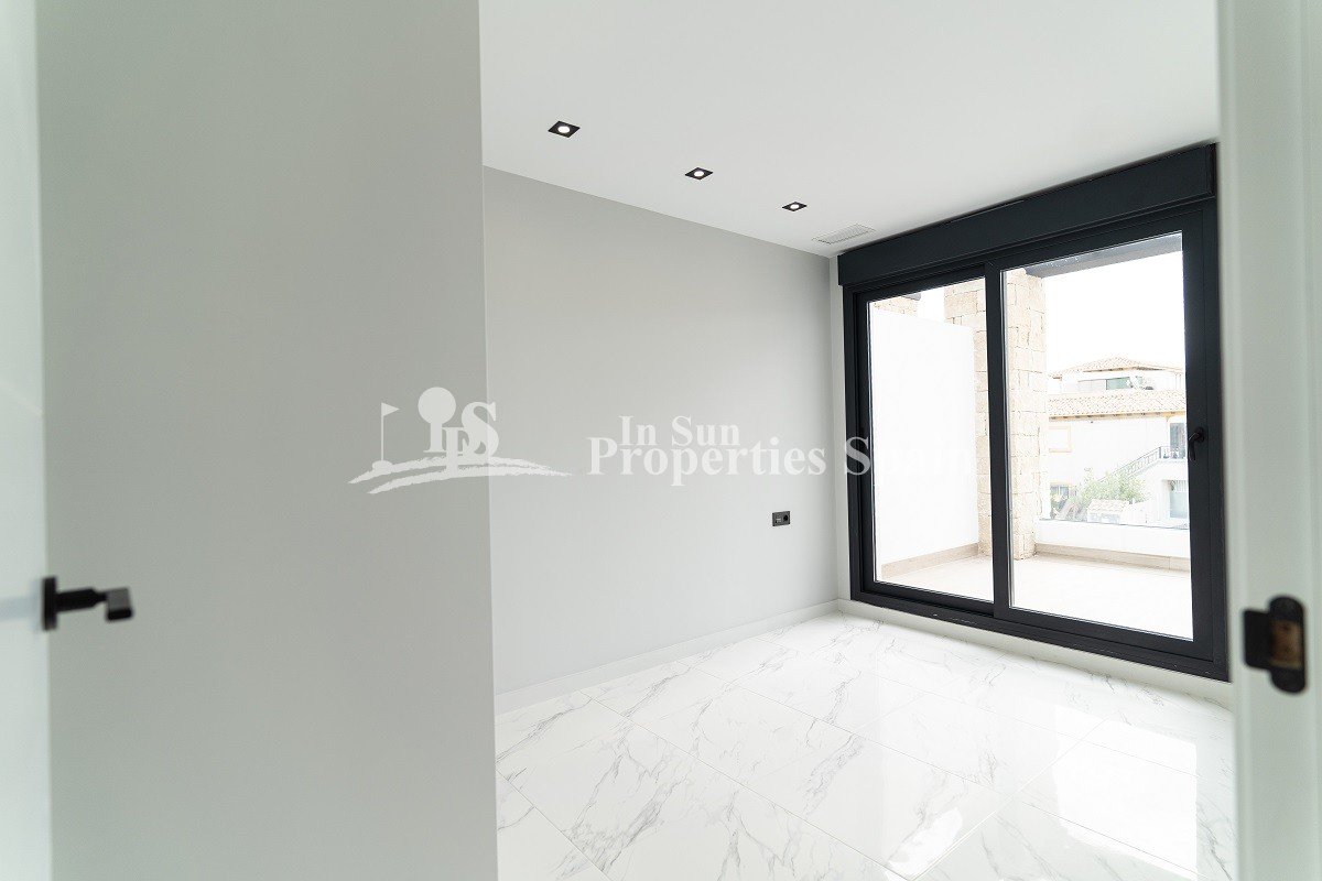 Thiar Village ist eine neue Wohnanlage mit luxuriösen Erdgeschoss- und Dachgeschosswohnungen sowie einigen freistehenden Häusern mit priv