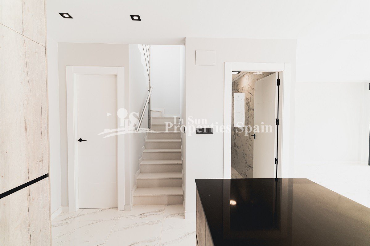 Thiar Village ist eine neue Wohnanlage mit luxuriösen Erdgeschoss- und Dachgeschosswohnungen sowie einigen freistehenden Häusern mit priv