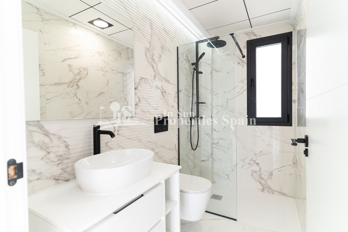 Thiar Village ist eine neue Wohnanlage mit luxuriösen Erdgeschoss- und Dachgeschosswohnungen sowie einigen freistehenden Häusern mit priv