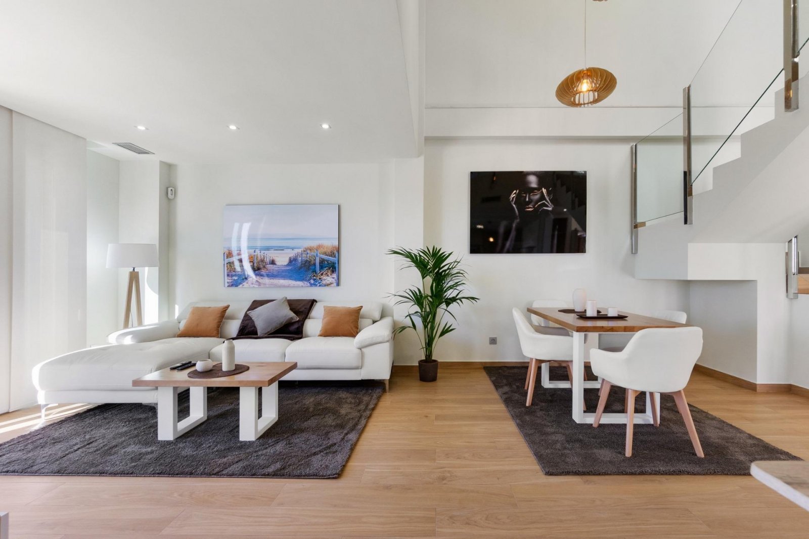 NEU GEBAUTE VILLEN IN ROJALES
Neubau von modernen Villen in Rojales. 
Villen bauen über 2 Floosr, mit 3 Schlafzimmern und 3 Bädern, off