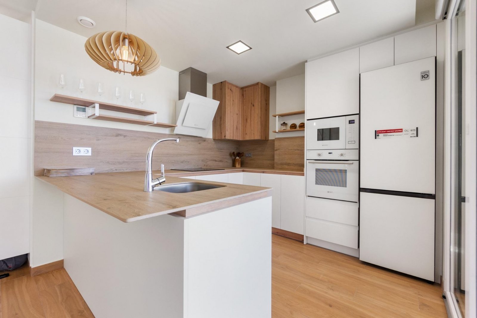 NEU GEBAUTE VILLEN IN ROJALES
Neubau von modernen Villen in Rojales. 
Villen bauen über 2 Floosr, mit 3 Schlafzimmern und 3 Bädern, off