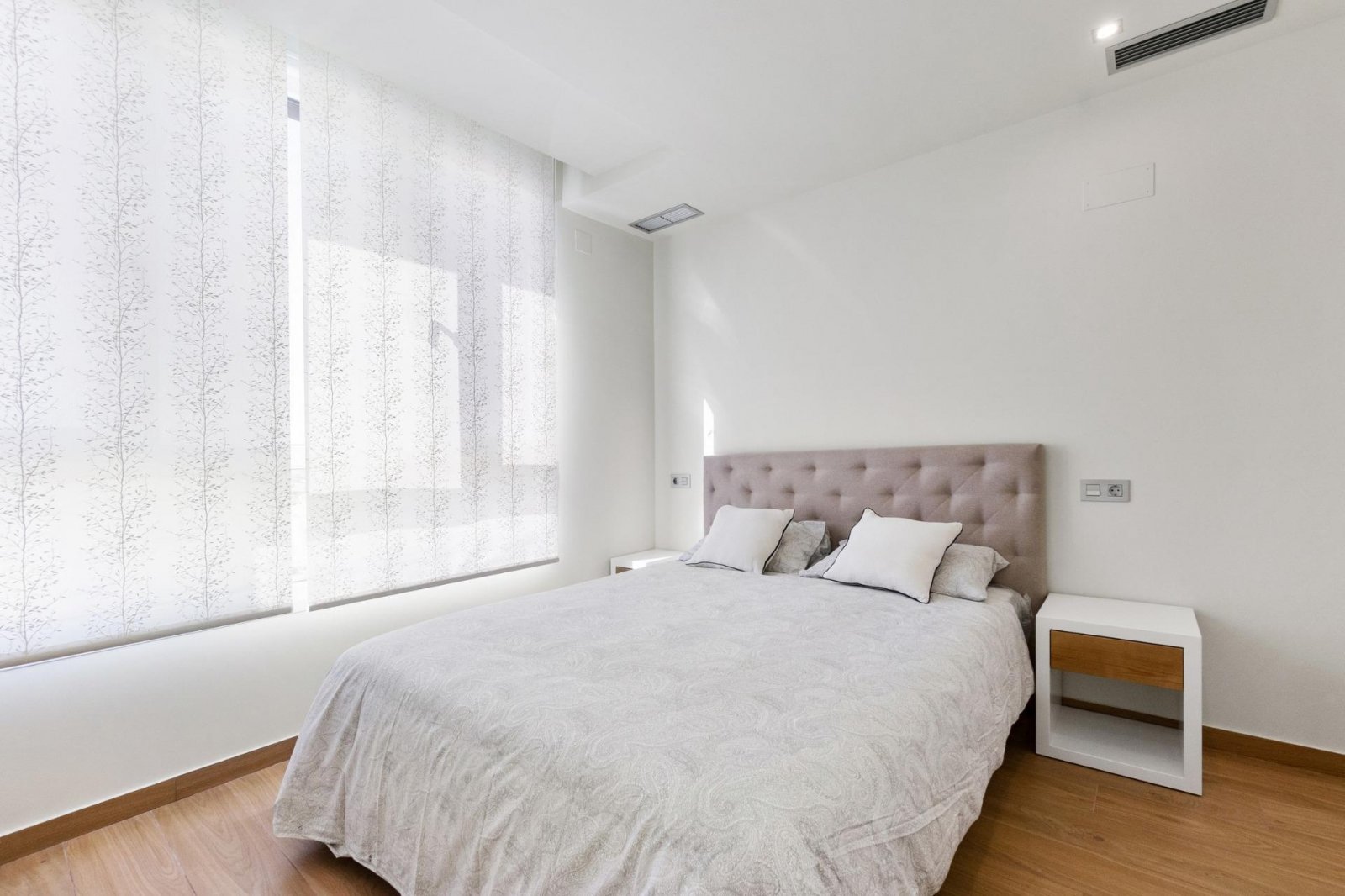 NEU GEBAUTE VILLEN IN ROJALES
Neubau von modernen Villen in Rojales. 
Villen bauen über 2 Floosr, mit 3 Schlafzimmern und 3 Bädern, off